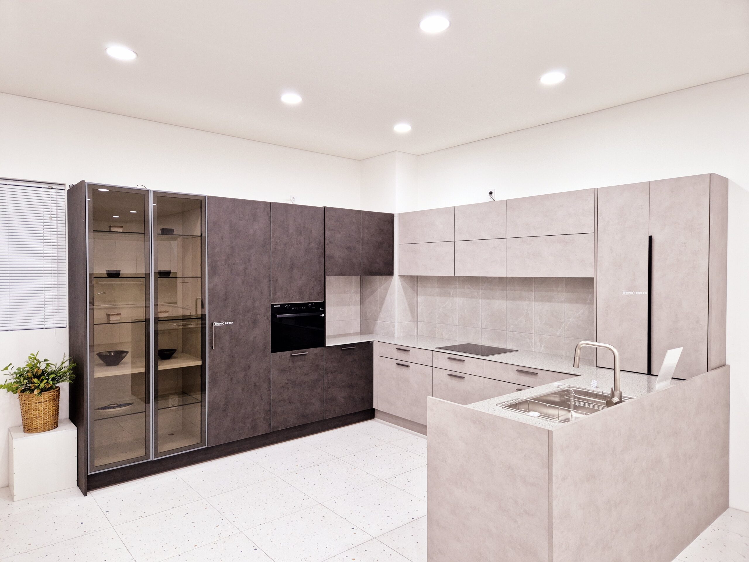 쇼룸을 소개합니다.