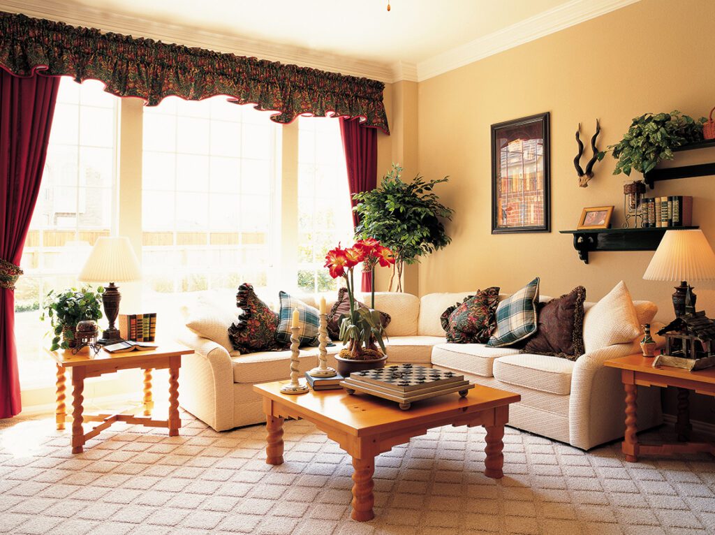 리빙룸 아트워크와 소품으로 완성하는